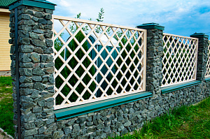 забор для загородного дома из шпалер