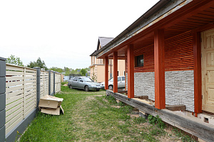 Фасад с характером: Сочетание лиственницы, сосны и камня в Honka Family Club