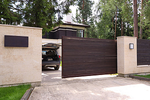 Забор из скошенного планкена в Нижний: Эстетика и долговечность от Лесобиржа-СПб, проверенные временем