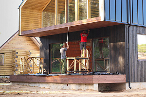 Не просто обшивка, а архитектурное высказывание: вертикальный планкен, идеальные зазоры и мембрана для долгой жизни дома