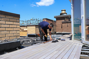 Эксклюзивная терраса из термоясеня на эксплуатируемой кровле в Санкт-Петербурге