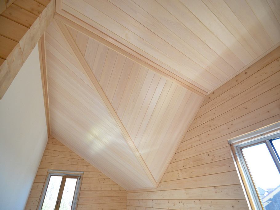 Монолитная элегантность: потолок из широкой вагонки штиль под белесым лаком