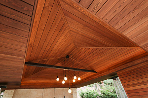 Скрытый крепёж, цеховая покраска и сибирская лиственница: почему этот проект в Мысе Удальцово не требует внимания уже 4 года