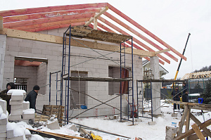 Не просто баня, а место силы: проект с парной на троих, уютной комнатой отдыха и крытой террасой