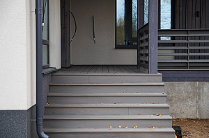 Изысканная терраса из сибирской лиственницы в Солнечной Долине