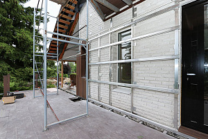 Скрытый крепёж САМО, цеховая покраска и масло Renner: почему термоясень — лучший выбор для статусного дома в Ленинградской области