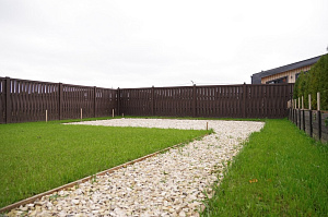 Современный забор в стиле Барнхаус для коттеджа в Вишневом Саду