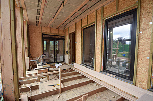 «Австрийская деревня»: фасад с ювелирным запилом под 45° — когда стыки исчезают, а роскошь остается