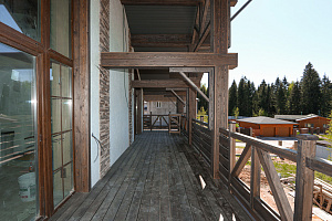 Фасад в стиле Шале: Изысканный коттедж в Новом Щеглово от Лесобиржи-Спб