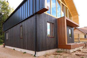 Не просто обшивка, а архитектурное высказывание: вертикальный планкен, идеальные зазоры и мембрана для долгой жизни дома