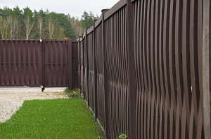 Современный забор в стиле Барнхаус для коттеджа в Вишневом Саду