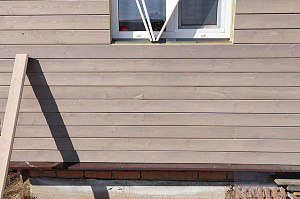 Не просто обшивка, а комплексное решение: вентилируемый фасад, индивидуальный водосток и единый стиль — дом, который будет служить десятилетиями