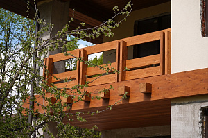 Холодная монументальность камня и живое тепло дерева — идеальный дуэт для фасада, который не оставит равнодушным