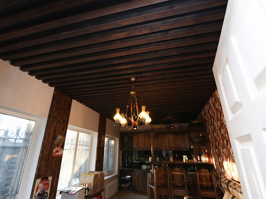 Домашний бар, в который хочется приглашать: как грамотная отделка потолка превратила обычное помещение в место для изысканных вечеров