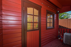 Вишневый фасад и темно-коричневые акценты: история преображения целого участка в Ленинградской области