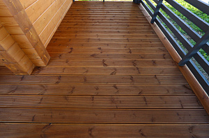 Карцево: шлифовка и покраска дома из клеёного бруса для «Нордвуд» — защита Tikkurila Pinja W-Oil (5070) и акценты RAL 7024