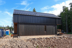 Не просто обшивка, а архитектурное высказывание: вертикальный планкен, идеальные зазоры и мембрана для долгой жизни дома