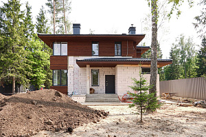 Лиственница + термолиственница + покраска Renner в цехе: почему эта комбинация делает фасад неуязвимым к влаге и времени