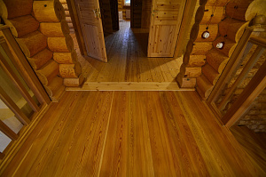 Полы из лиственницы в деревянном доме