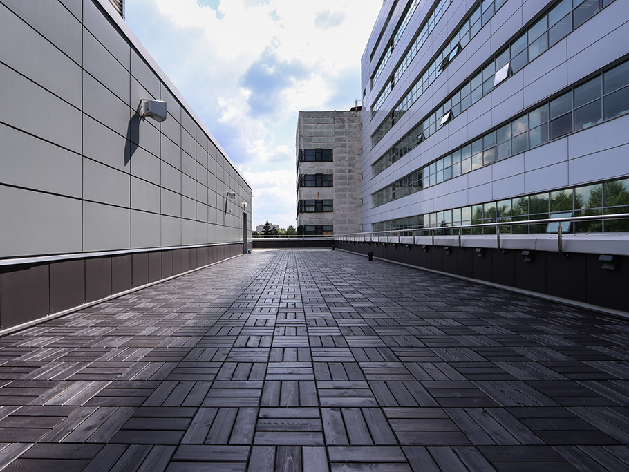 Преображение эксплуатируемой кровли: Терраса из термососны в Ленинградской области