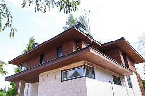 Лиственница + термолиственница + покраска Renner в цехе: почему эта комбинация делает фасад неуязвимым к влаге и времени