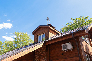 Бревенчатый дом больше не нуждается в ремонте каждые 5 лет: как вентилируемый фасад и цоколь White Hills решили проблему навсегда