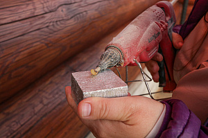 Шестифакторная защита и идеальная гладкость: премиальная покраска бревенчатого дома от ЛесоБиржи - СПб