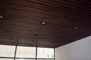 Потолок, о котором говорят: трендовое решение для статусного офиса