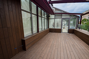 Инженерное совершенство: алюминиевые лаги, термоясень и скрытый крепеж в проекте для банка