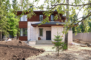 Лиственница + термолиственница + покраска Renner в цехе: почему эта комбинация делает фасад неуязвимым к влаге и времени