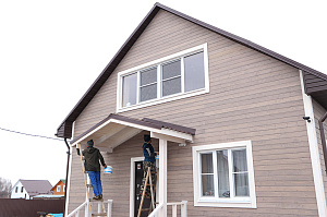 Не просто обшивка, а комплексное решение: вентилируемый фасад, индивидуальный водосток и единый стиль — дом, который будет служить десятилетиями