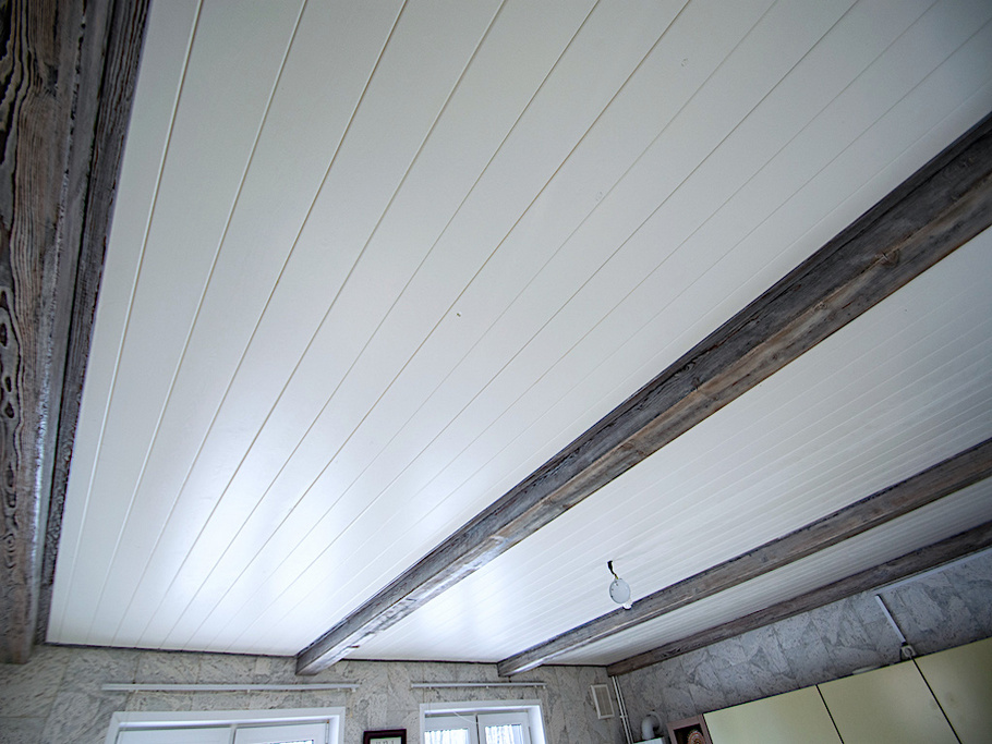 Идеальное сочетание: белоснежные потолки, теплые стены и винтажные фальшбалки в интерьере коттеджа