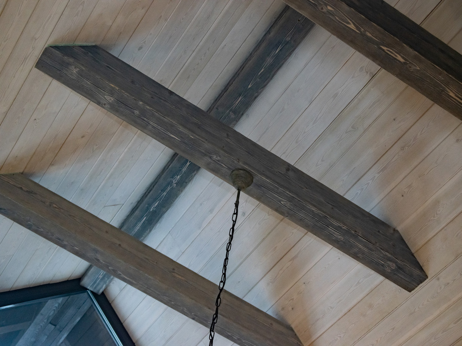 Сосна, которая выглядит как вековой дуб: секрет брашировки и уникальной системы покраски «Зимняя Сказка» от Лесобиржи-СПб