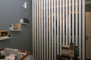 Элегантное зонирование: реечные перегородки из дуба в Кюмлено