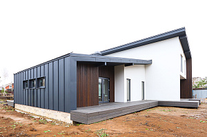 Премиальная отделка фасада и террасы лиственницей: проект ЛесоБиржи на Ладожские Берега