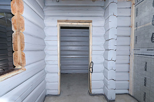 Как выглядит дом-баня из лафета внутри, когда покраска сделана по уму