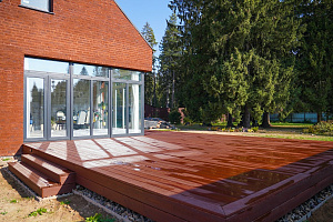 Гармония стиля и функциональности: гараж и терраса из лиственницы в Низово