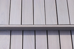 Эксклюзивная терраса из термоясеня на эксплуатируемой кровле в Санкт-Петербурге