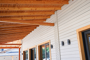 Почему владельцы домов из керамики выбирают планкен: реализованный проект с европейским качеством окраски и крепежом, который не оставляет следов