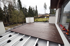 Инженерное совершенство: регулируемые опоры, алюминиевые лаги и термоясень для вашей кровли