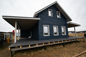 крашенный и брашированный фасад дома