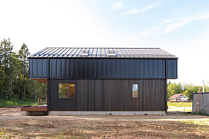 Не просто обшивка, а архитектурное высказывание: вертикальный планкен, идеальные зазоры и мембрана для долгой жизни дома