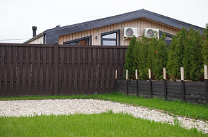 Современный забор в стиле Барнхаус для коттеджа в Вишневом Саду