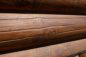 запечатование трещин в бревне