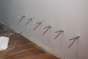 как крепить рейки к стене