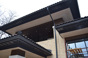 дом из камня и дерева