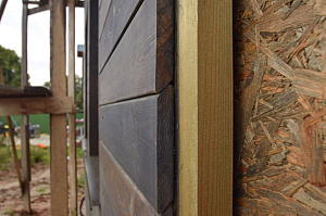 «Австрийская деревня»: фасад с ювелирным запилом под 45° — когда стыки исчезают, а роскошь остается