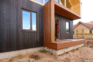 Не просто обшивка, а архитектурное высказывание: вертикальный планкен, идеальные зазоры и мембрана для долгой жизни дома