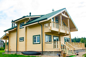 покраска на обекте фасада дома из бруса