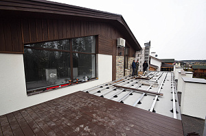 Инженерное совершенство: регулируемые опоры, алюминиевые лаги и термоясень для вашей кровли